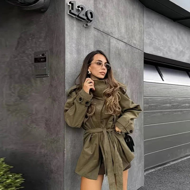 Lola – Trenchcoat mit Stehkragen und Taillengürtel