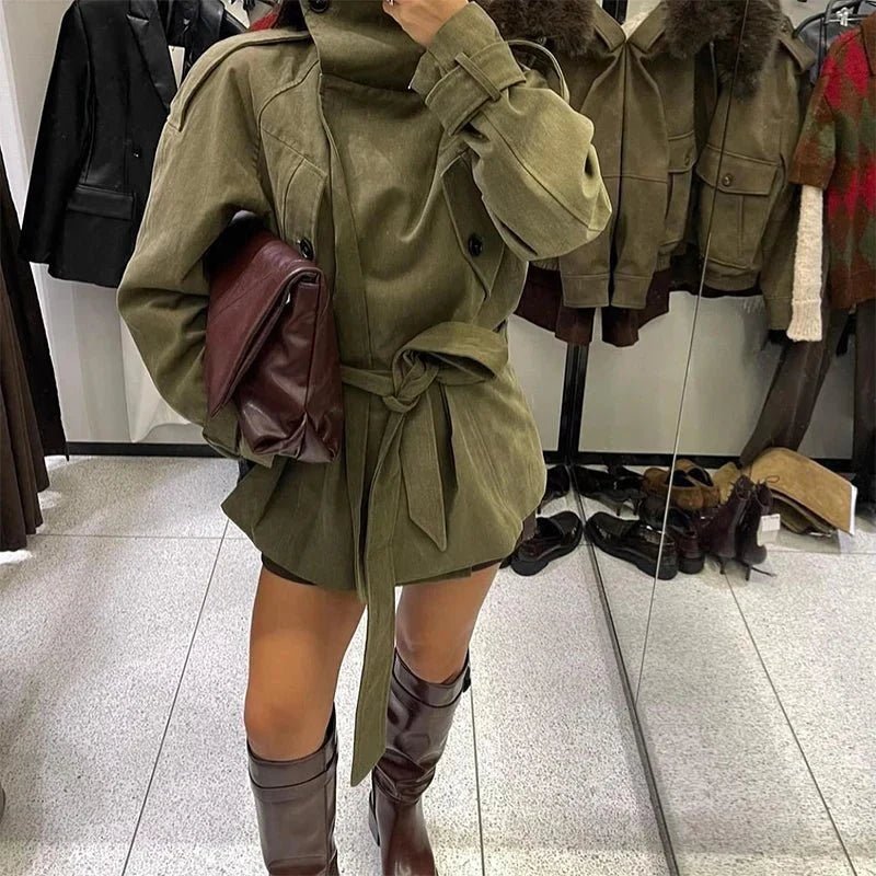 Lola – Trenchcoat mit Stehkragen und Taillengürtel
