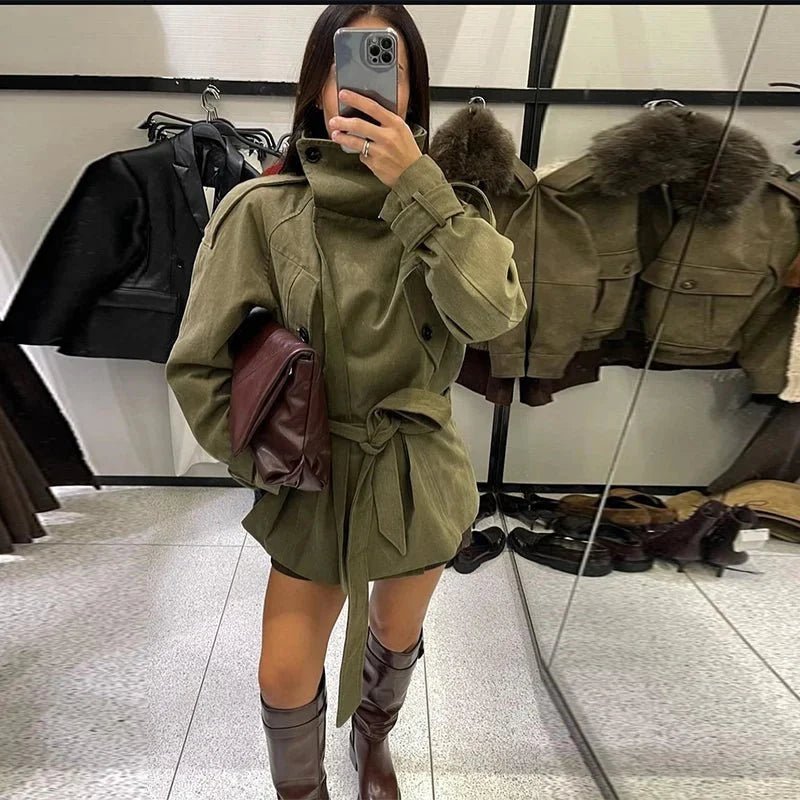 Lola – Trenchcoat mit Stehkragen und Taillengürtel