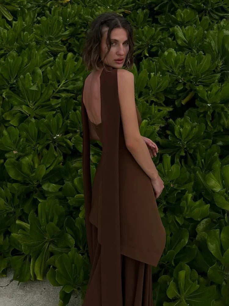 Lara – Trägerloses Maxikleid mit hohem Schlitz und Schal