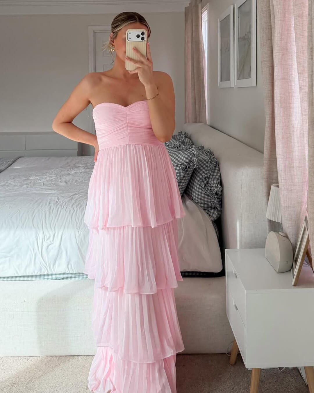 Carla – trägerloses, plissiertes, gestuftes Maxi-Kleid