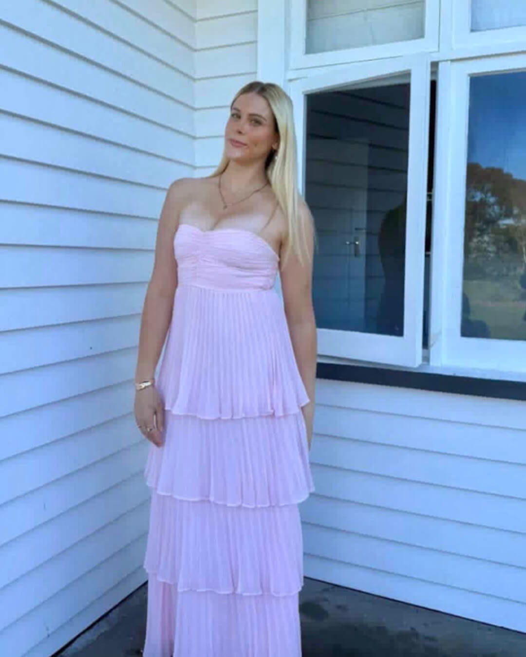 Carla – trägerloses, plissiertes, gestuftes Maxi-Kleid