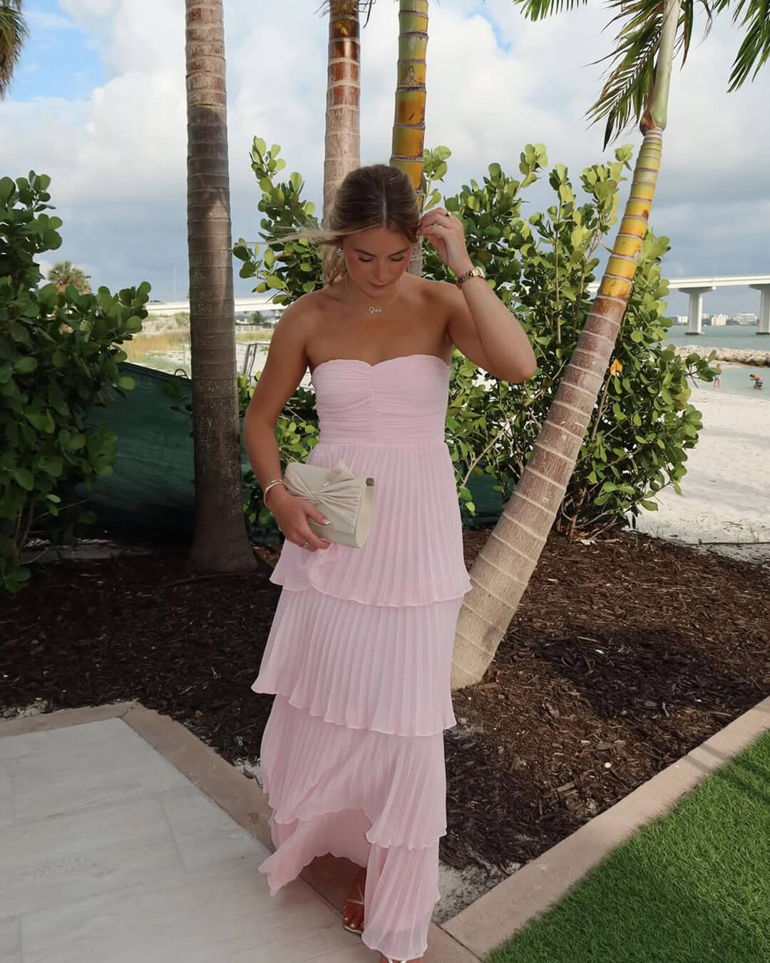 Carla – trägerloses, plissiertes, gestuftes Maxi-Kleid
