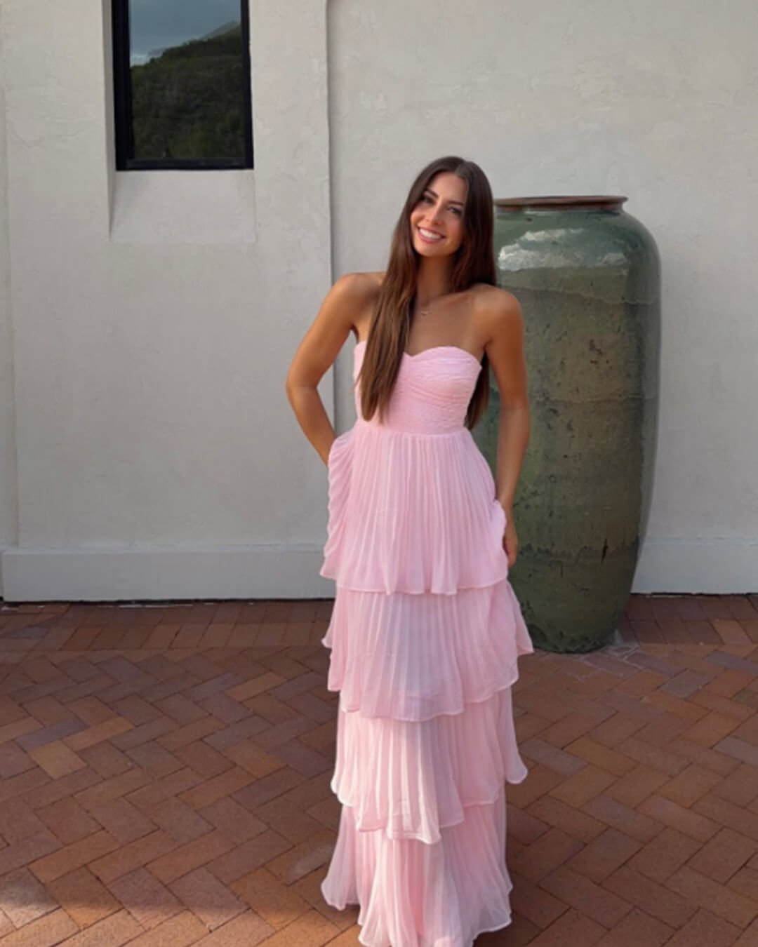 Carla – trägerloses, plissiertes, gestuftes Maxi-Kleid