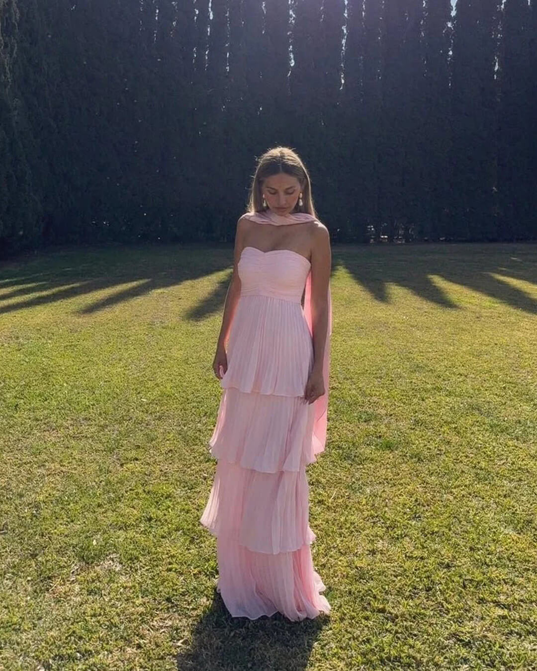 Carla – trägerloses, plissiertes, gestuftes Maxi-Kleid