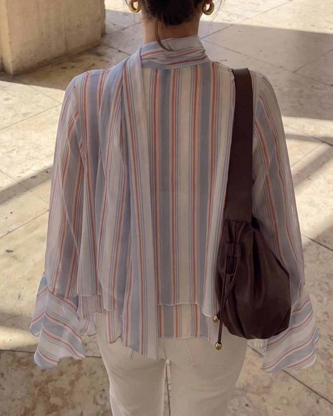Rüschen-Bluse mit Streifen und Bindeschleife