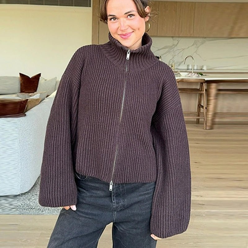 Gestreifte Strickjacke mit hohem Kragen und Reißverschluss
