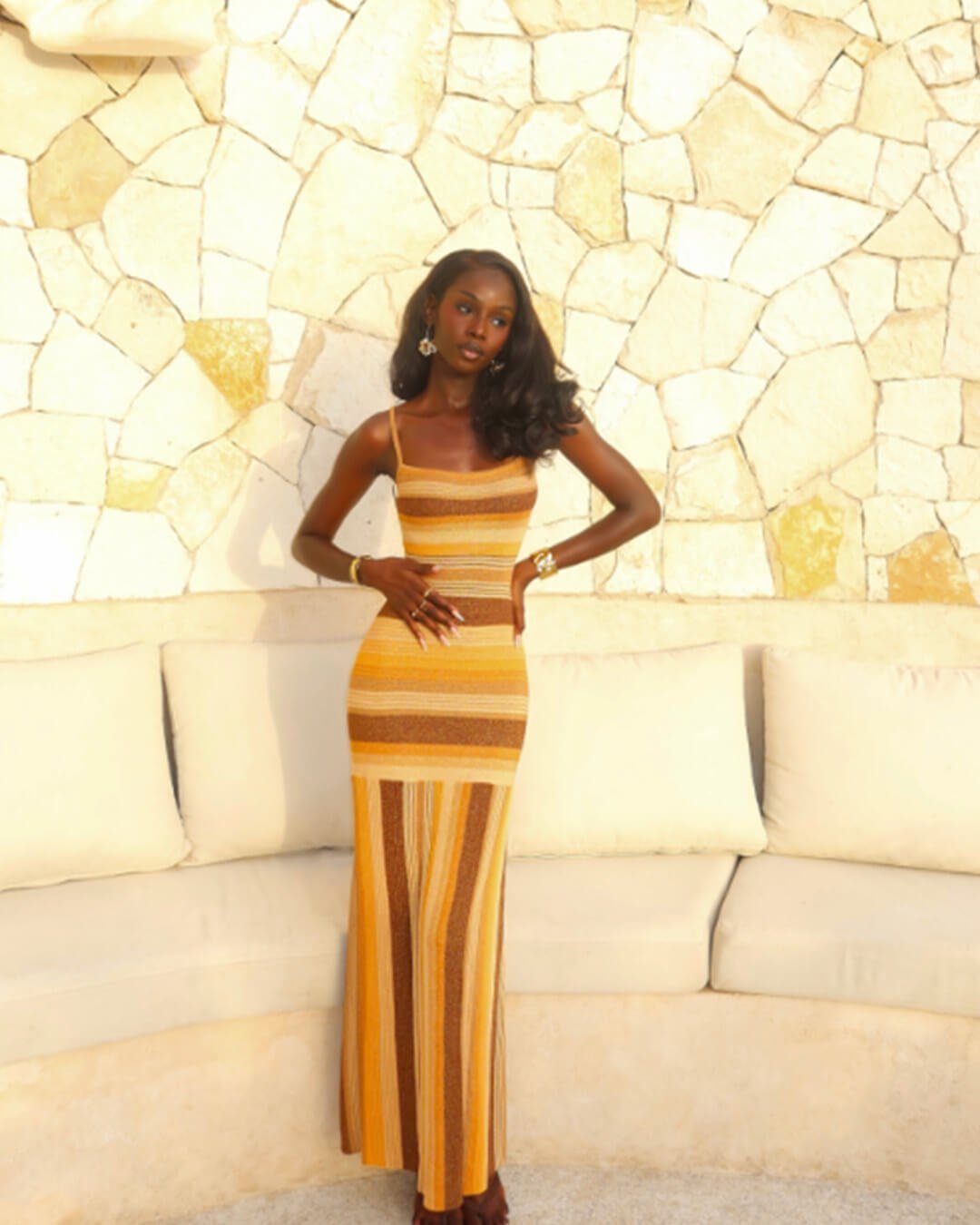 Gestreiftes, figurbetontes Strick-Midikleid