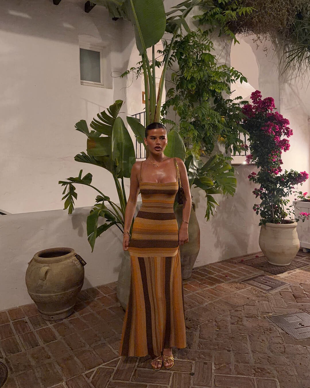 Gestreiftes, figurbetontes Strick-Midikleid