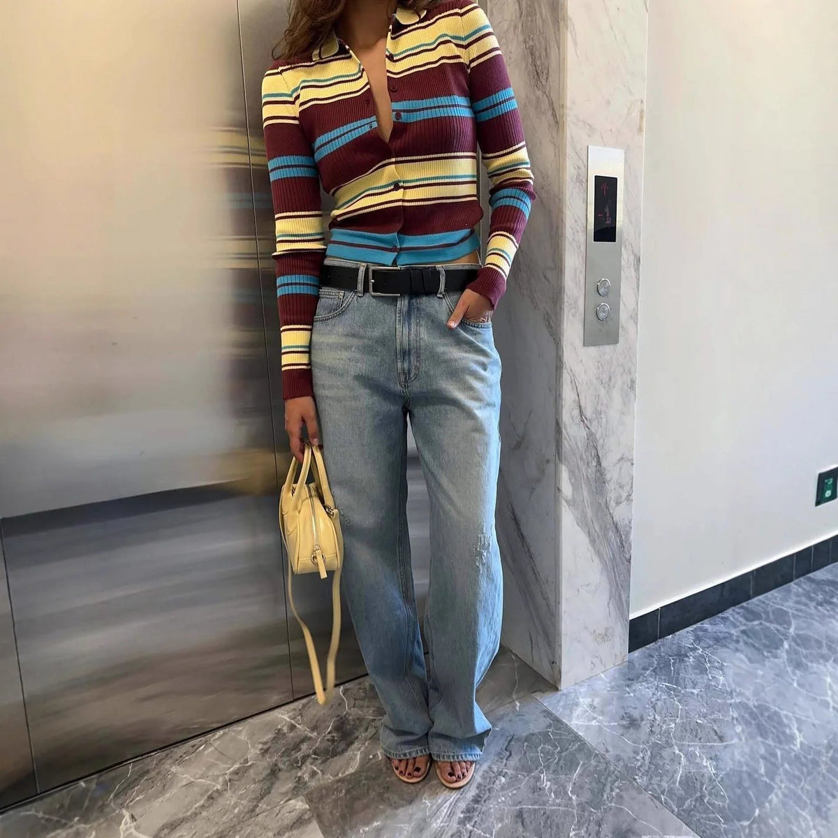 Gestreifte Strickjacke mit einreihiger Knopfleiste