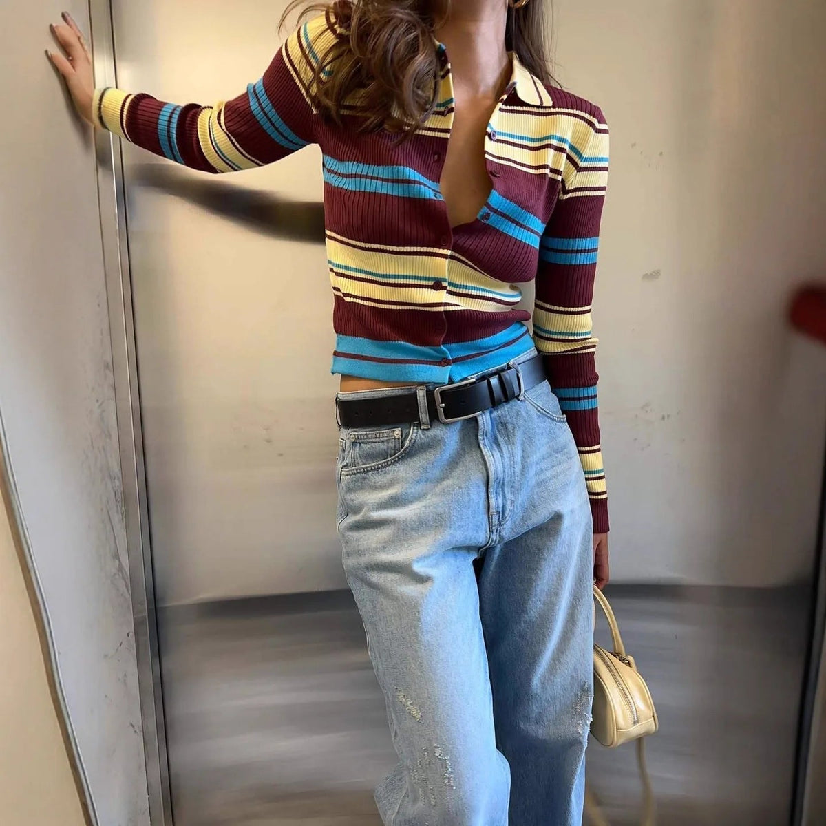 Gestreifte Strickjacke mit einreihiger Knopfleiste