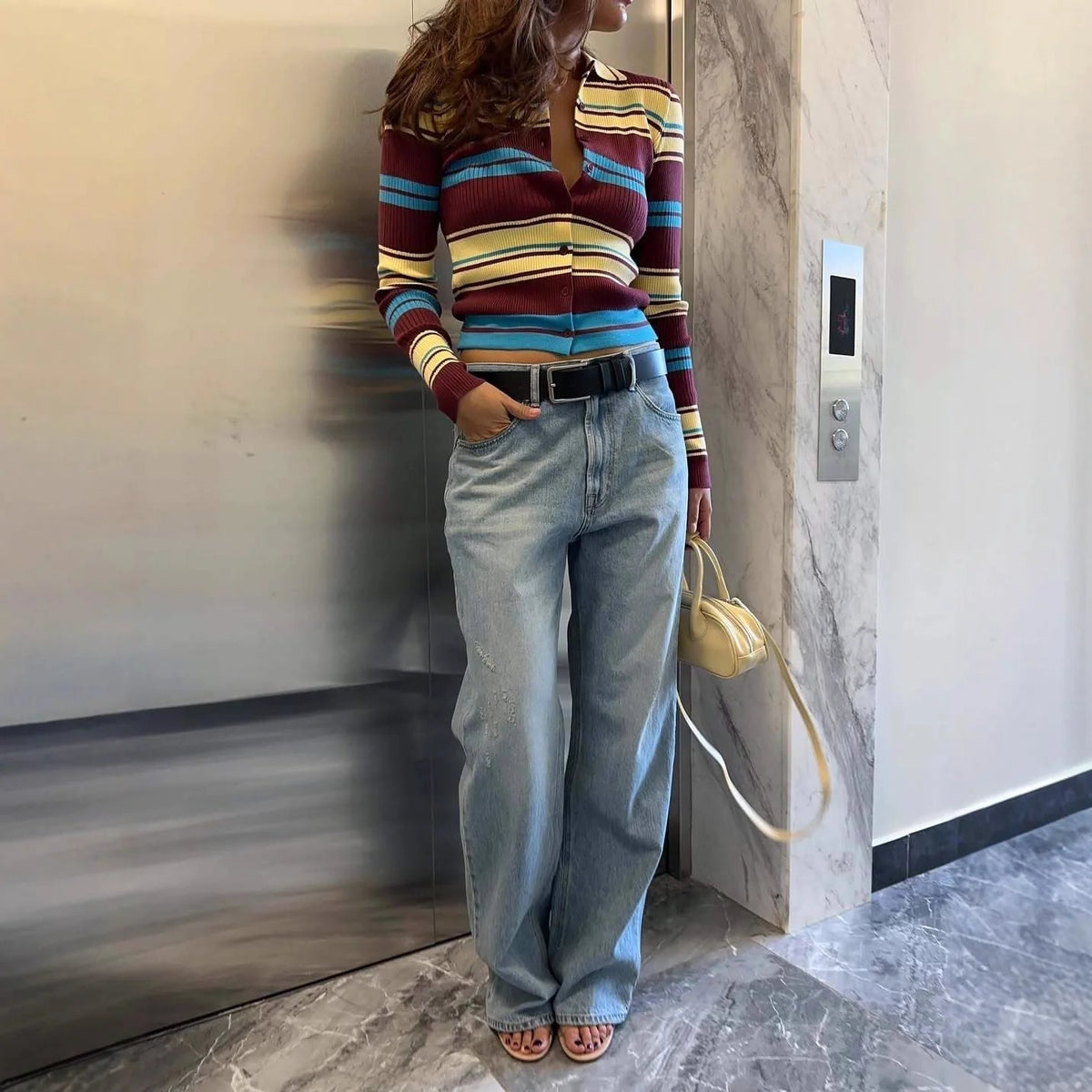 Gestreifte Strickjacke mit einreihiger Knopfleiste