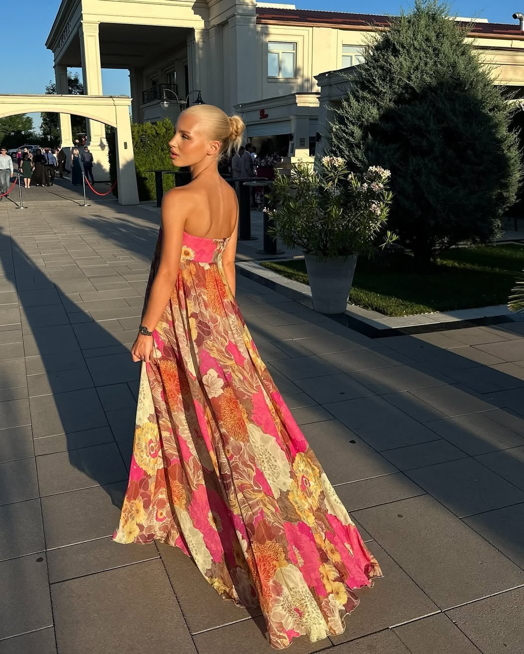 Sabrina – Trägerloses Maxikleid mit Blumenmuster