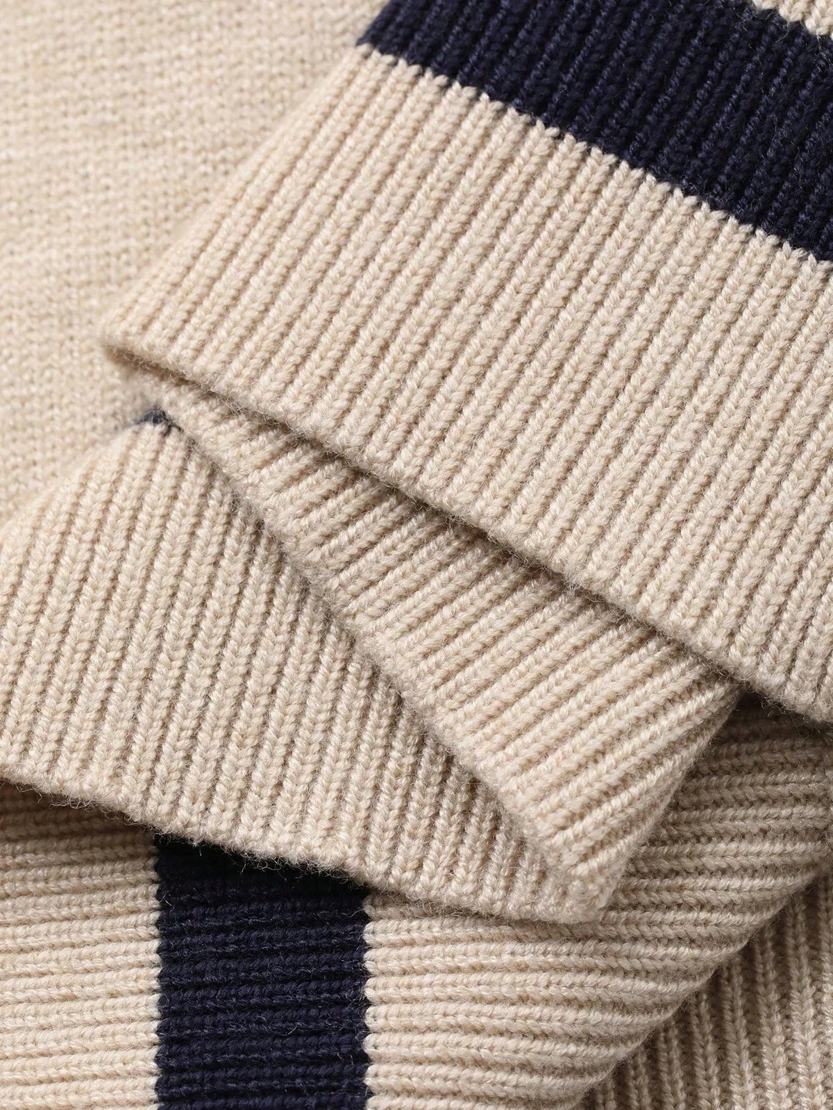 Stilvoller Strick-Polopullover mit Kontrastdetails