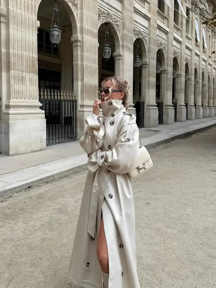 Stylisher langer Trenchcoat mit Gürtel