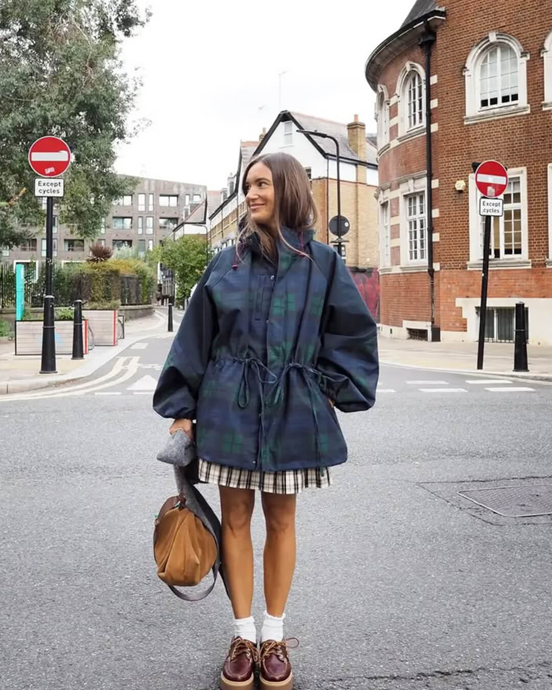 Stilvolle Oversized Karierte Schnürjacke