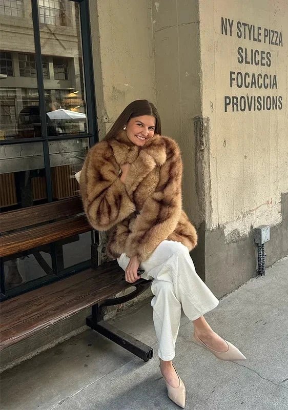 Stylischer weicher Faux-Fur-Mantel