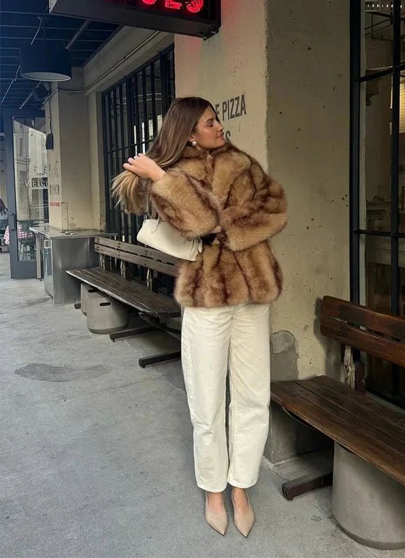 Stylischer weicher Faux-Fur-Mantel