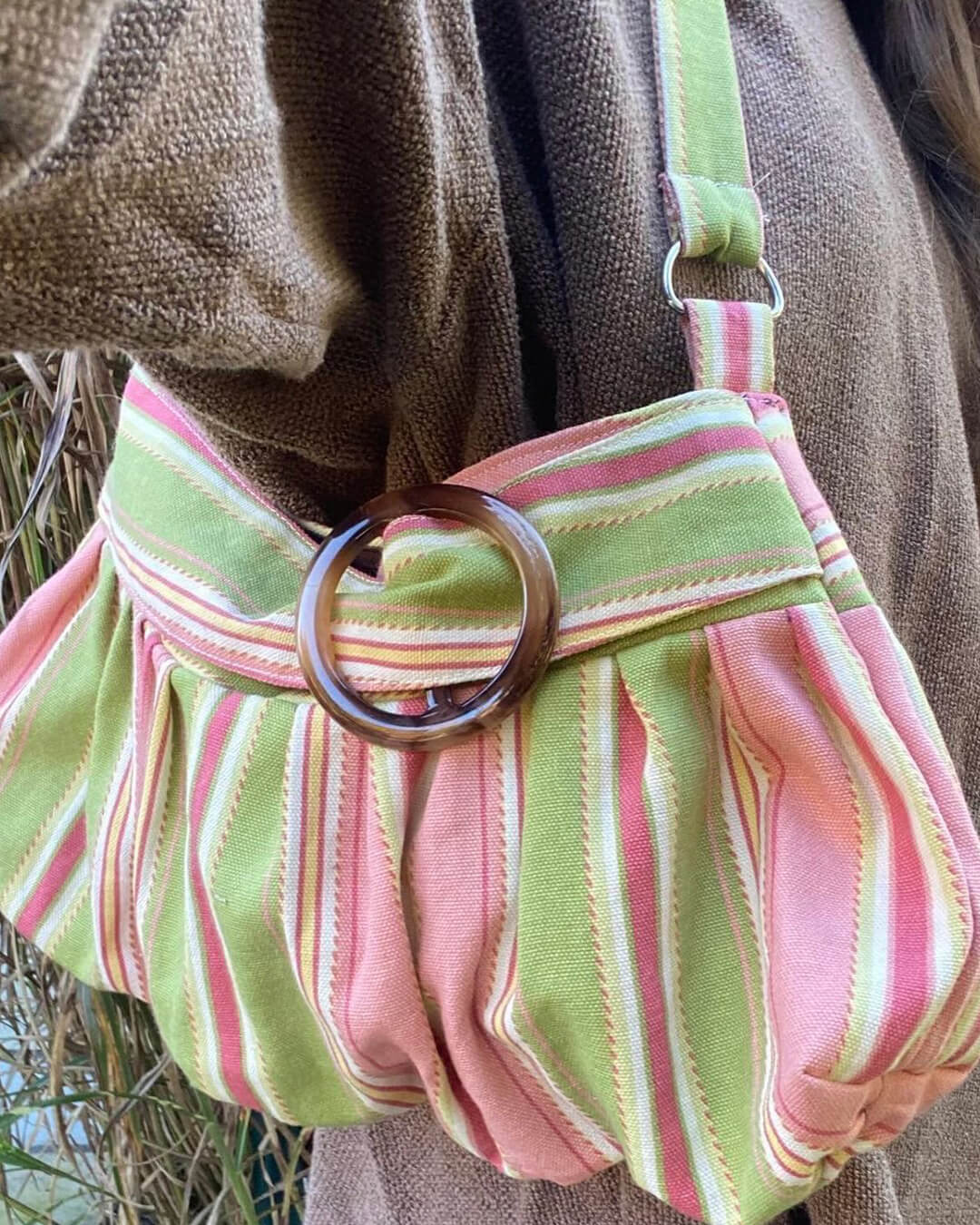 Stilvolle gestreifte Schultertasche