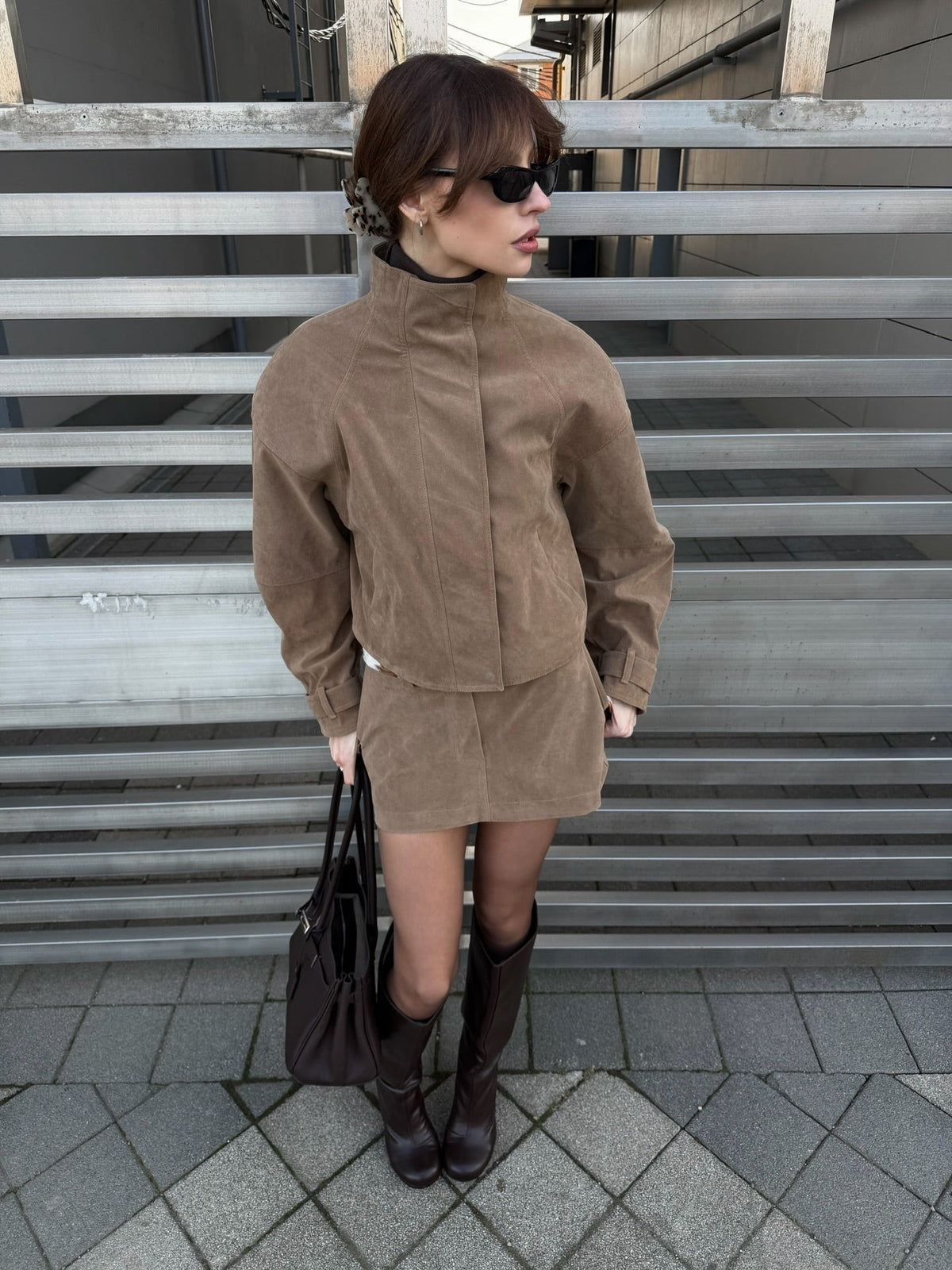 Set aus Kurzjacke in Wildlederoptik und Minirock