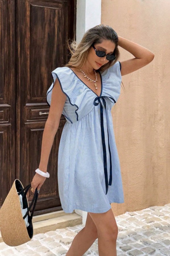 Tahlia – Gestreiftes Minikleid mit V-Ausschnitt und Rüschen