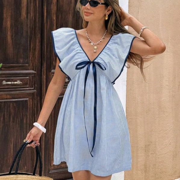 Tahlia – Gestreiftes Minikleid mit V-Ausschnitt und Rüschen