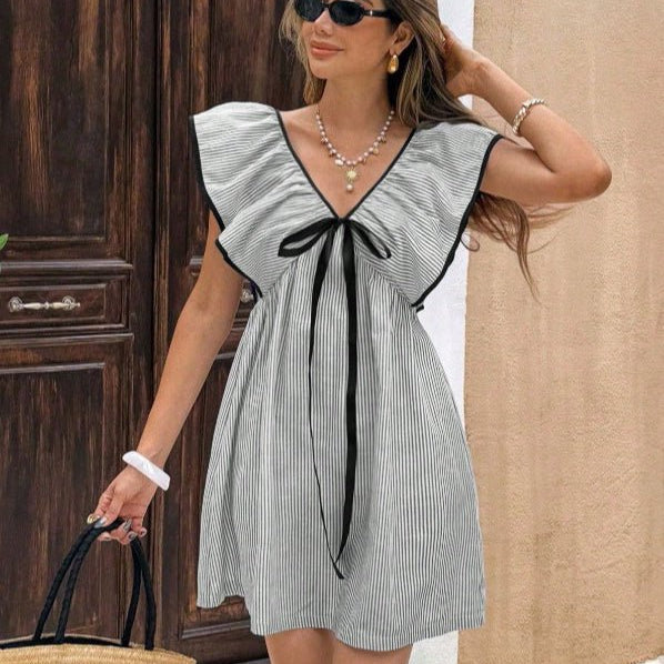 Tahlia – Gestreiftes Minikleid mit V-Ausschnitt und Rüschen