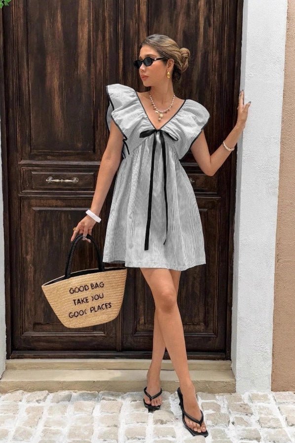 Tahlia – Gestreiftes Minikleid mit V-Ausschnitt und Rüschen