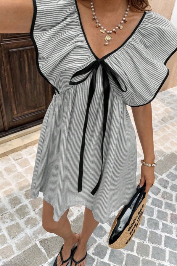 Tahlia – Gestreiftes Minikleid mit V-Ausschnitt und Rüschen
