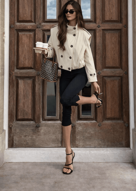 Taillierter plissierter Trenchcoat mit hohem Kragen