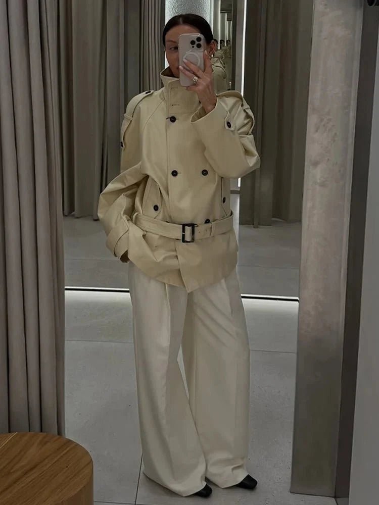 Taillierter Trenchcoat mit Stehkragen