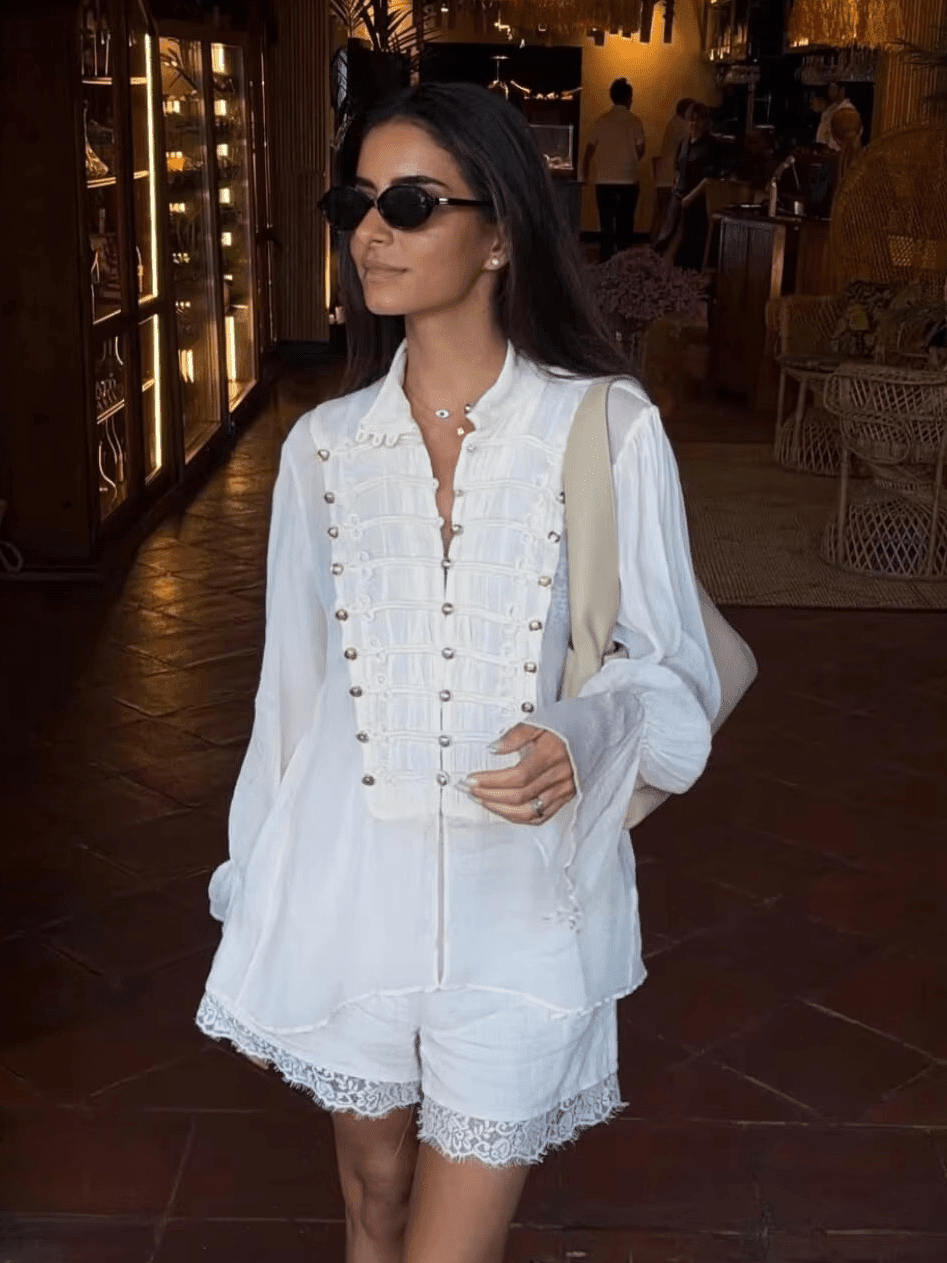 Vintage-Bluse mit Stehkragen und Knebelknöpfen