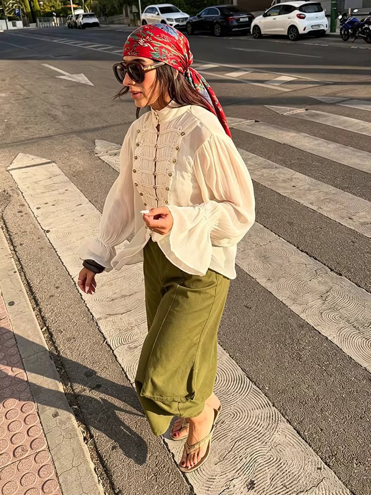 Vintage-Bluse mit Stehkragen und Knebelknöpfen
