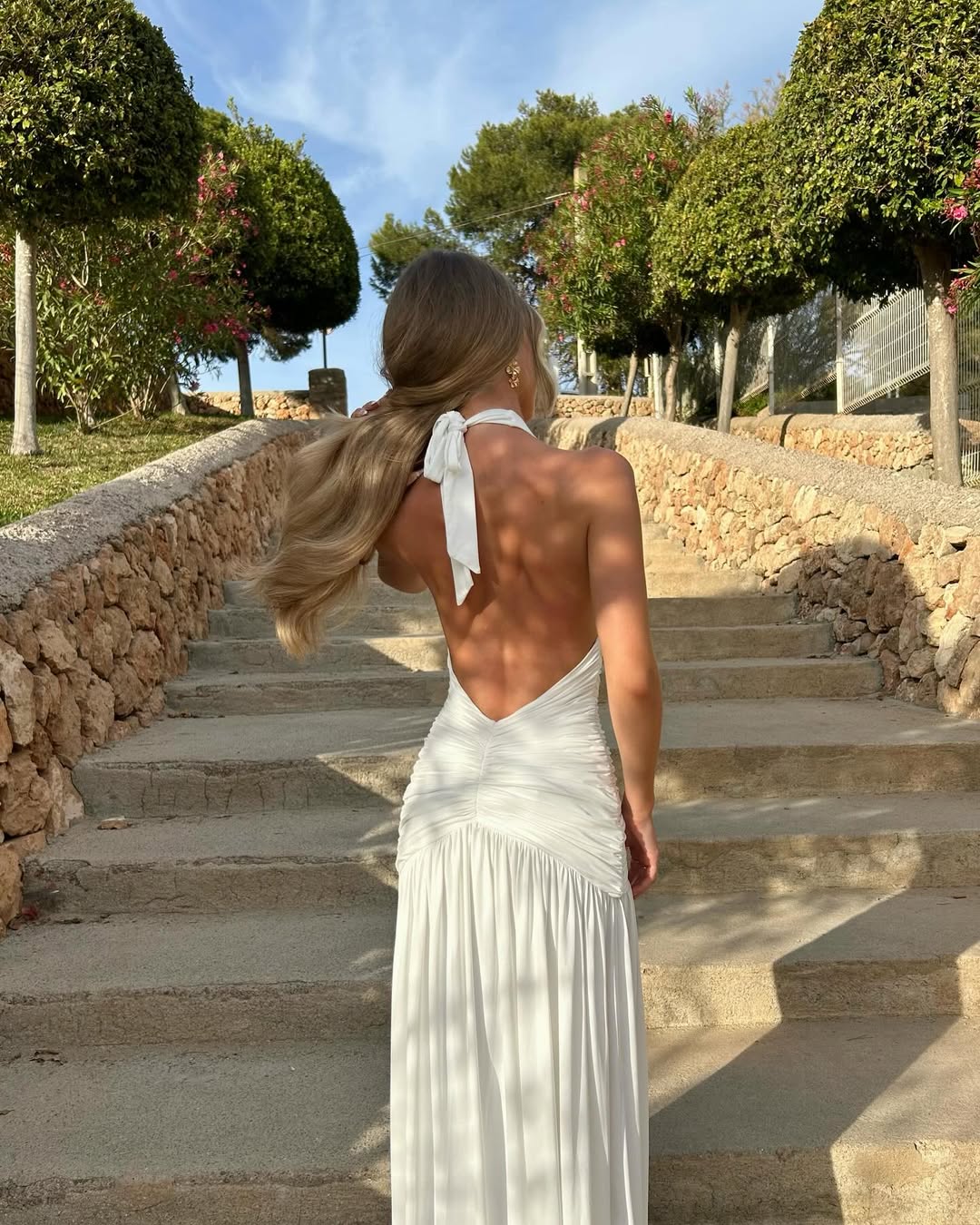 Melissa – weißes Neckholder-Maxikleid mit tiefem V-Ausschnitt