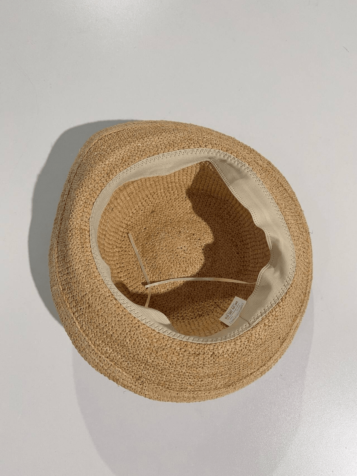 Fischerhut aus Raffia mit breiter Krempe