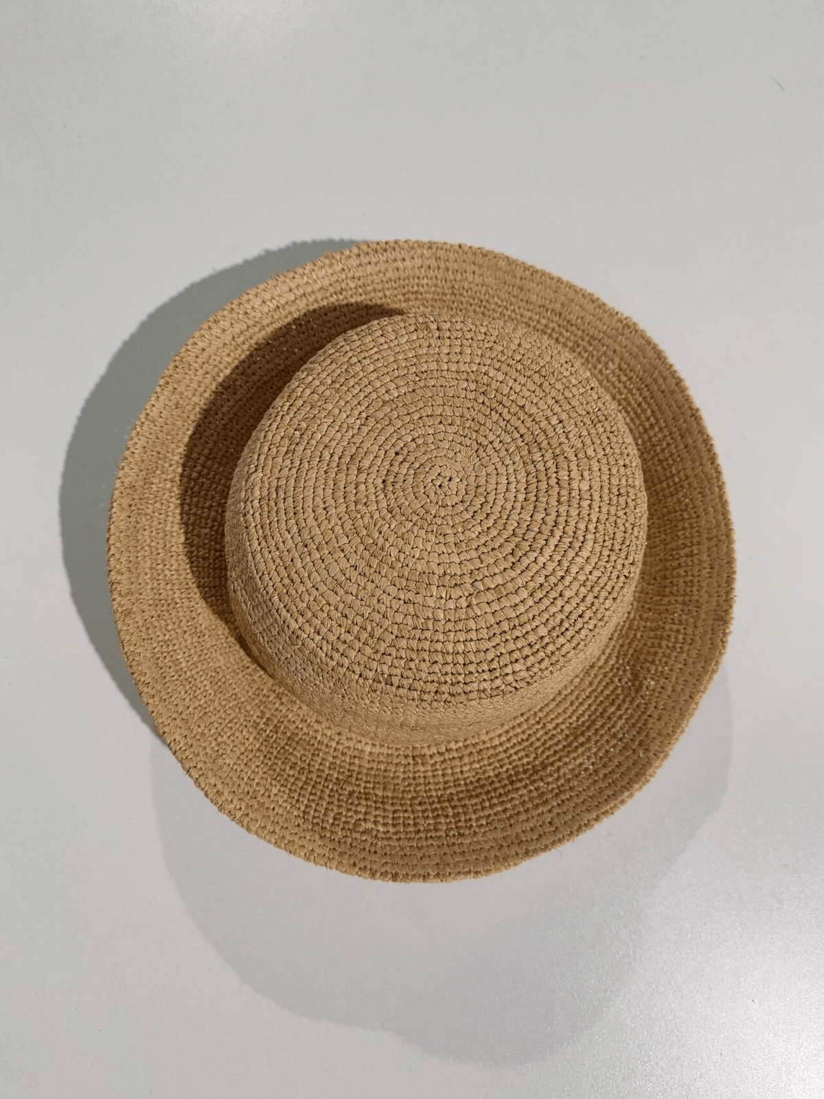 Fischerhut aus Raffia mit breiter Krempe