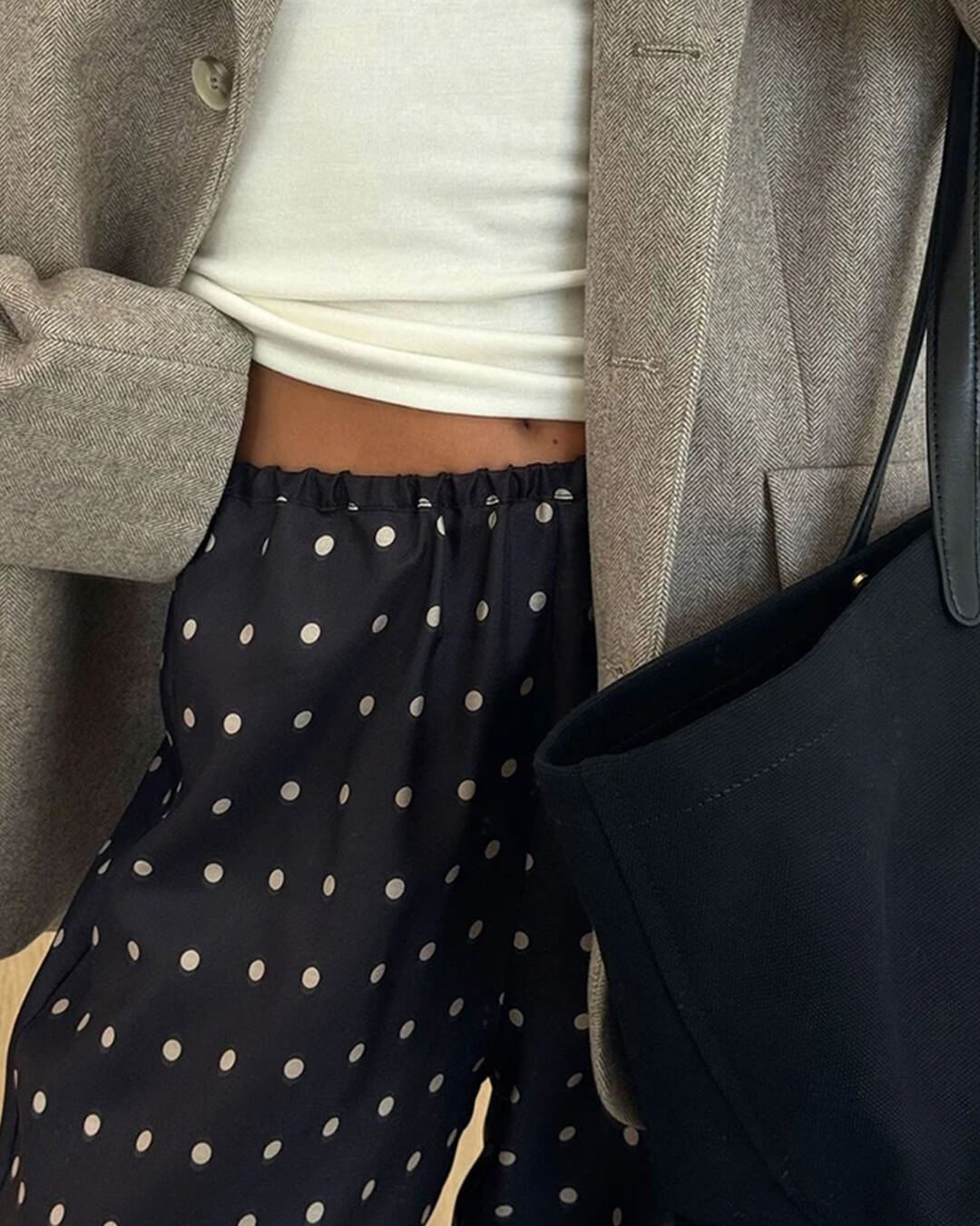 Mila – Satinhose mit weitem Bein und Polka-Dots