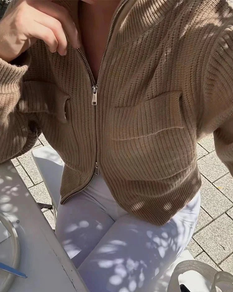 Strickjacke mit Reißverschluss und hohem Kragen
