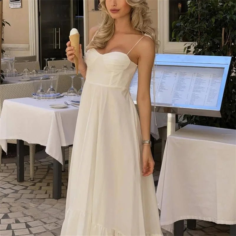 Fließendes, hoch tailliertes Stufen-Midikleid