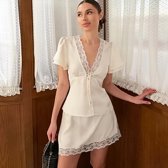 Kurzärmeliges Satinbluse mit Spitzenbesatz und Knöpfen