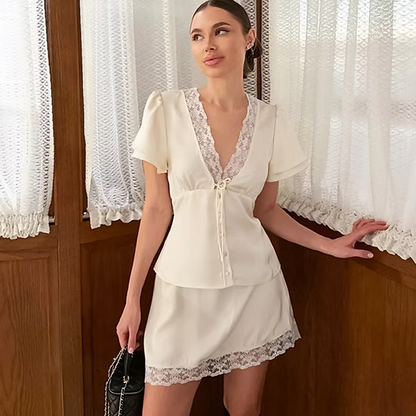 Kurzärmeliges Satinbluse mit Spitzenbesatz und Knöpfen