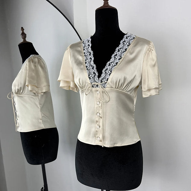 Kurzärmeliges Satinbluse mit Spitzenbesatz und Knöpfen