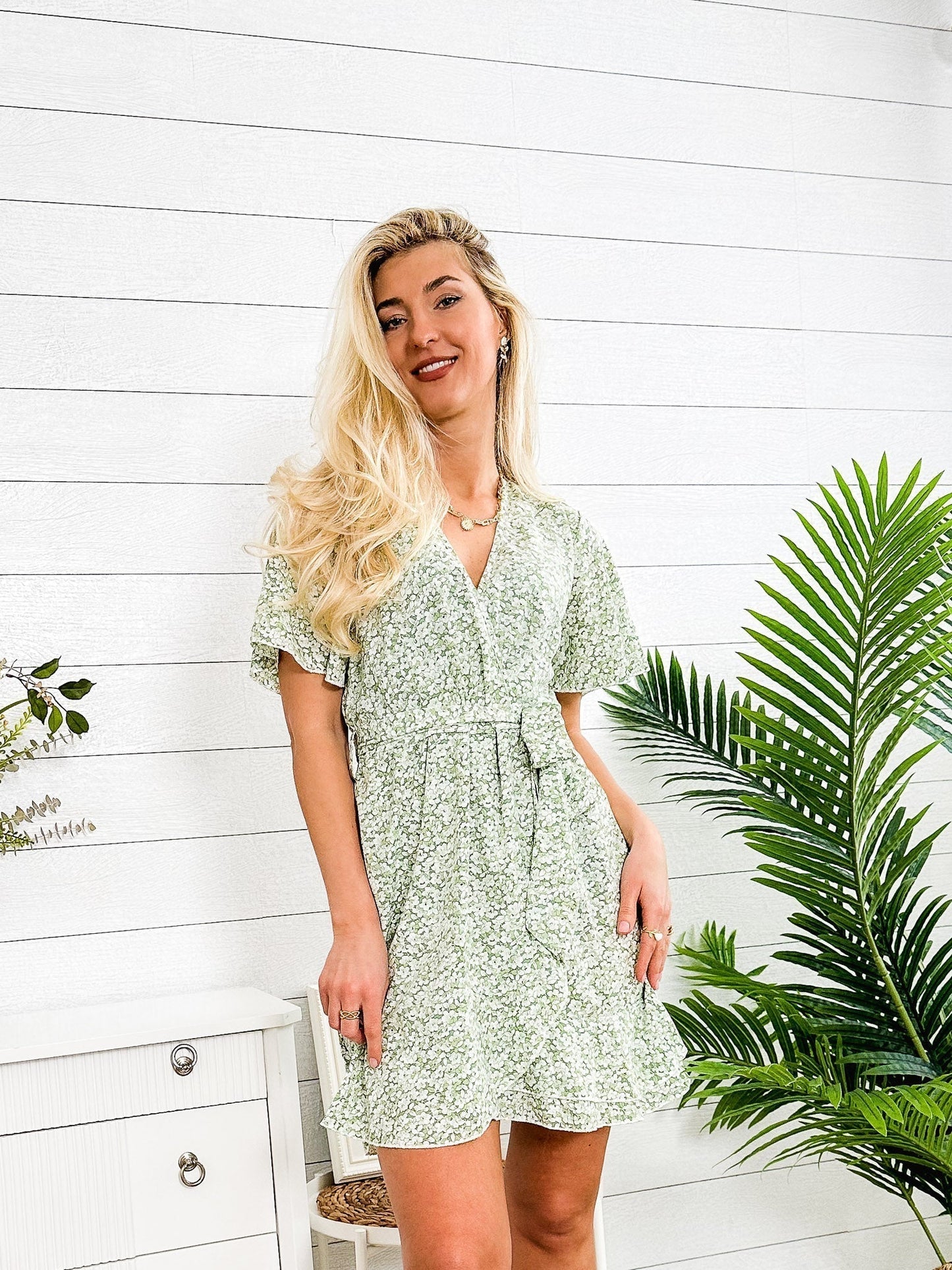 Floral-Wickel-Kleid mit Schmetterlingsärmeln, Mini