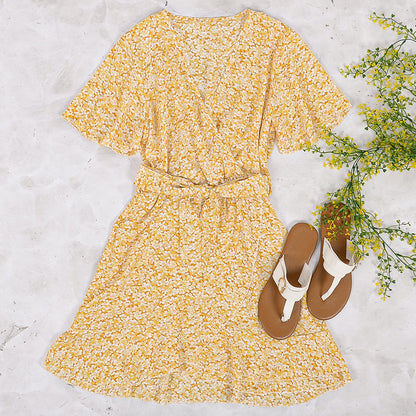 Floral-Wickel-Kleid mit Schmetterlingsärmeln, Mini