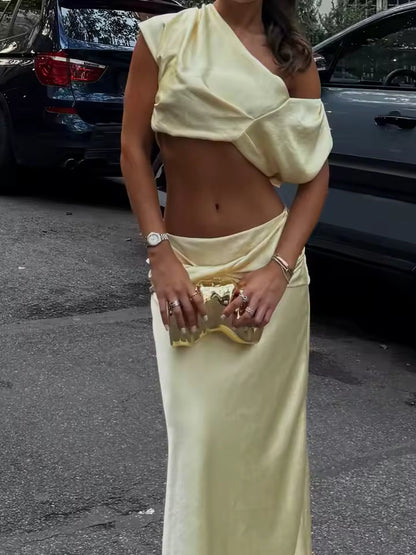 Zweiteiler aus Satin mit Falten und One-Shoulder