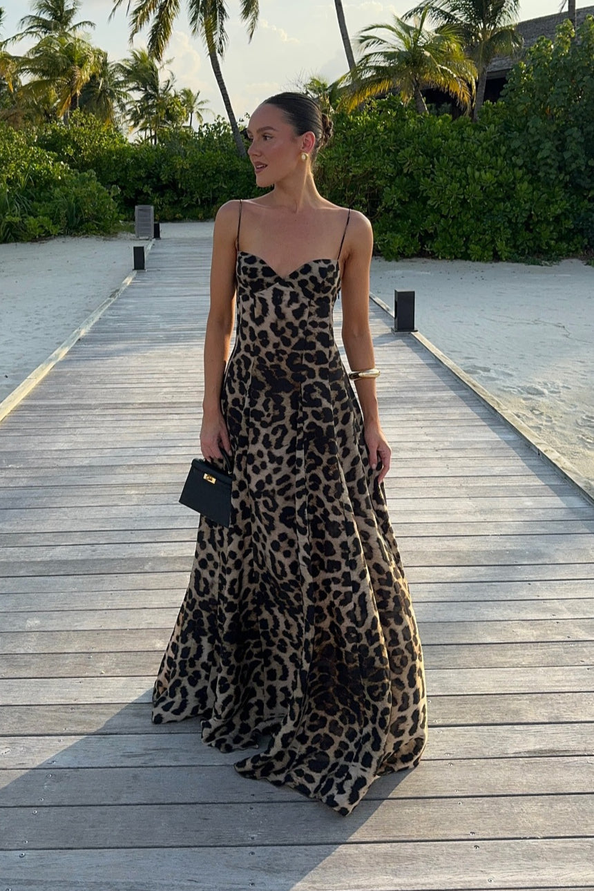 Gewagtes Maxikleid mit Leopardenmuster und Spaghettiträgern