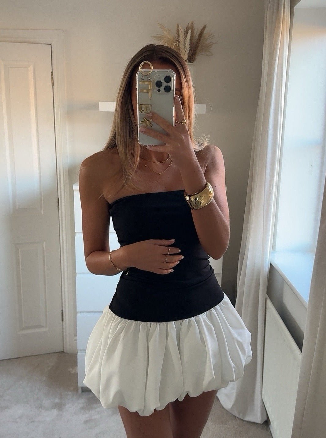 Angela – Trägerloses Kleid mit tiefer Taille und Ballonsaum