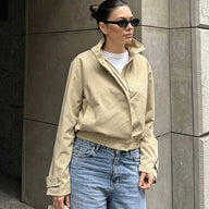 Jacke mit asymmetrischem Reißverschluss und hohem Kragen
