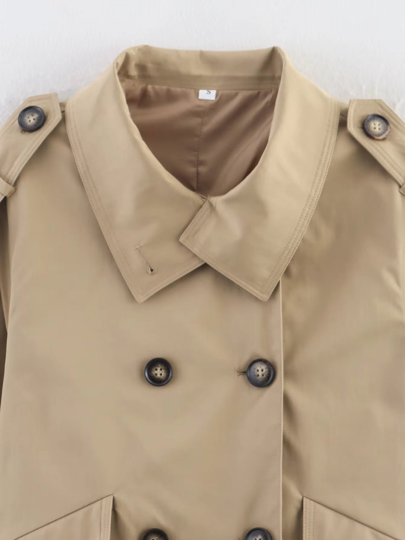 Beiger zweireihiger Trenchcoat