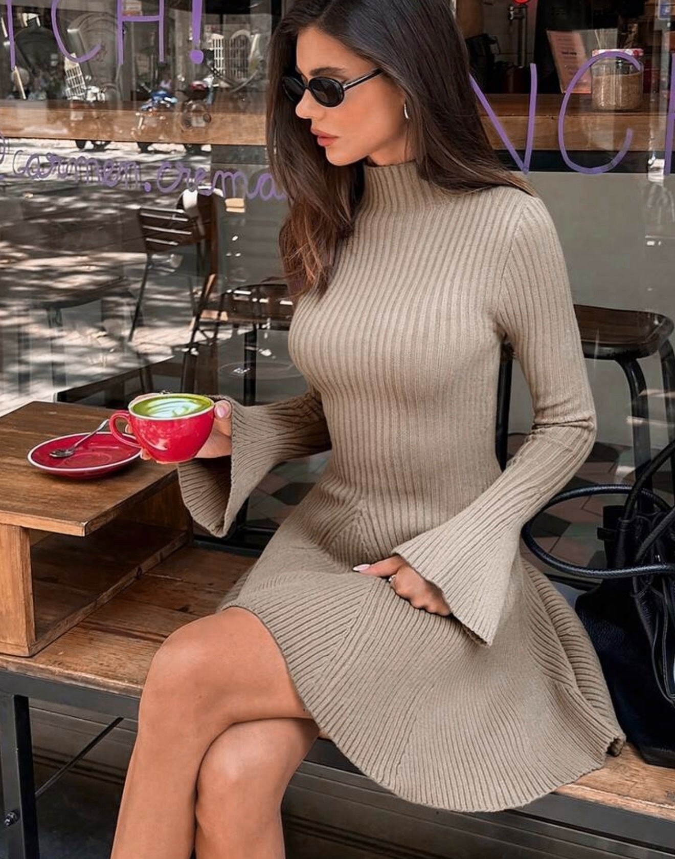 Glockenärmel-Strickkleid aus Rippstrick
